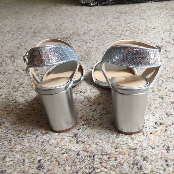 NWOT Badgley Mischka Jewel silver sequin strappy chunky heel dress sandals - Picture 4 of 8